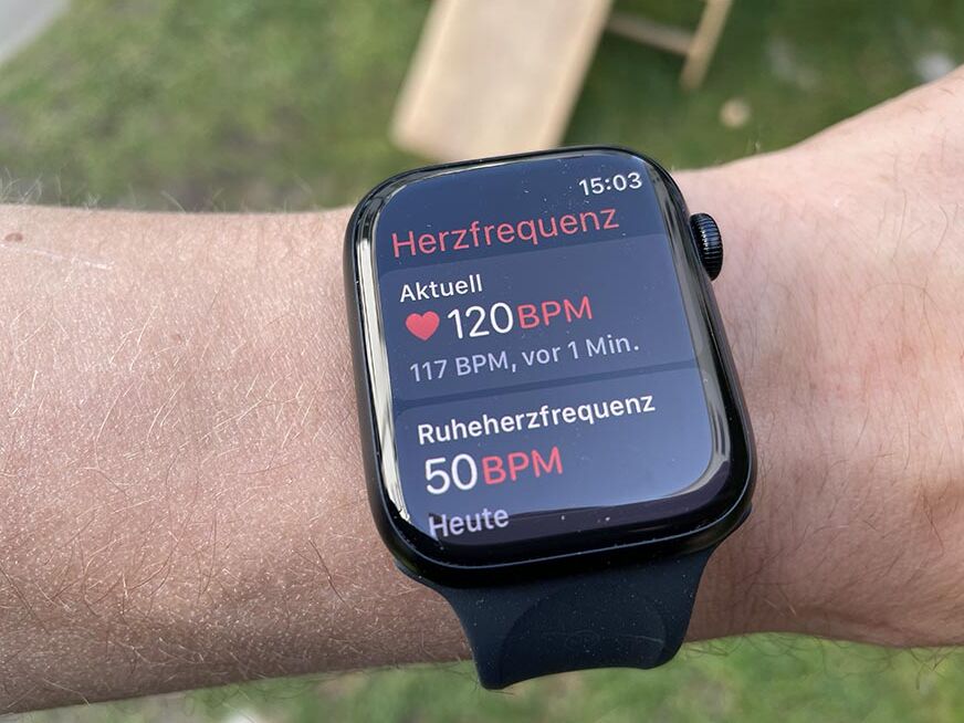 Man sieht die aufgezeichnete Herzfrequenz auf der Apple Watch 7.